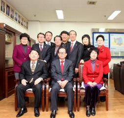  부 구청창 퇴임 인사차 의회 방문