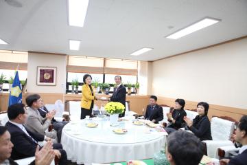 경북도청 이전 터 개발추진 특별위원회 광주동구의회 방문 기념품 전달